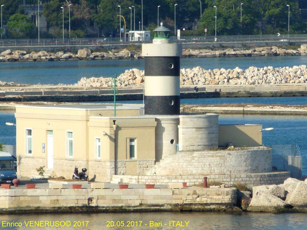 67 - Fanale verde ( Porto di Bari - ITALIA)  Green  lantern of the Bari harbour  - ITALY.jpg